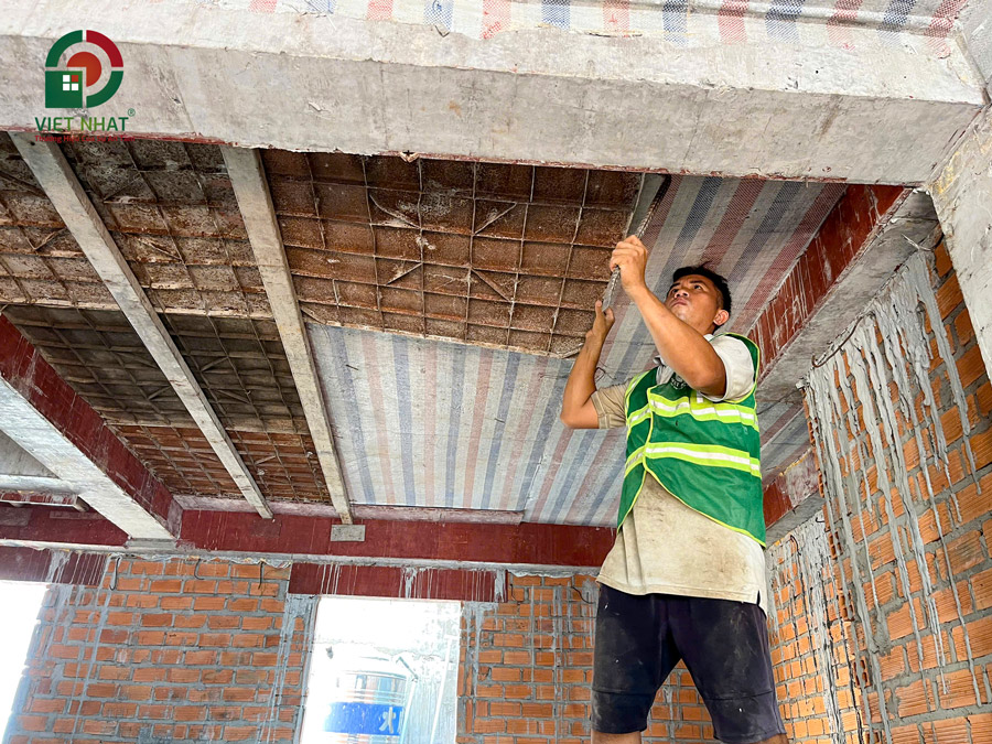 Hình ảnh thi công gỡ cốp pha sàn mái