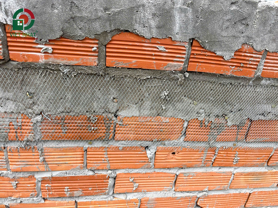 Hình ảnh thi công đóng lưới mắt cáo tô tường chống nứt