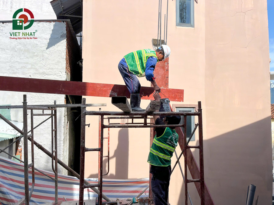 Hình ảnh thi công lắp dựng cốp pha cột bê tông cốt thép lầu 1