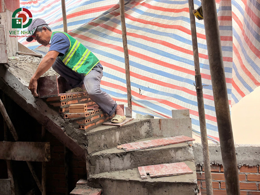 Hình ảnh thi công xây gạch cầu thang