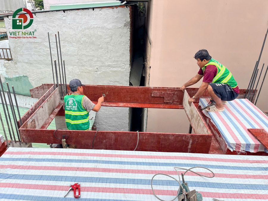 Hình ảnh thi công cốp pha sàn lầu 2