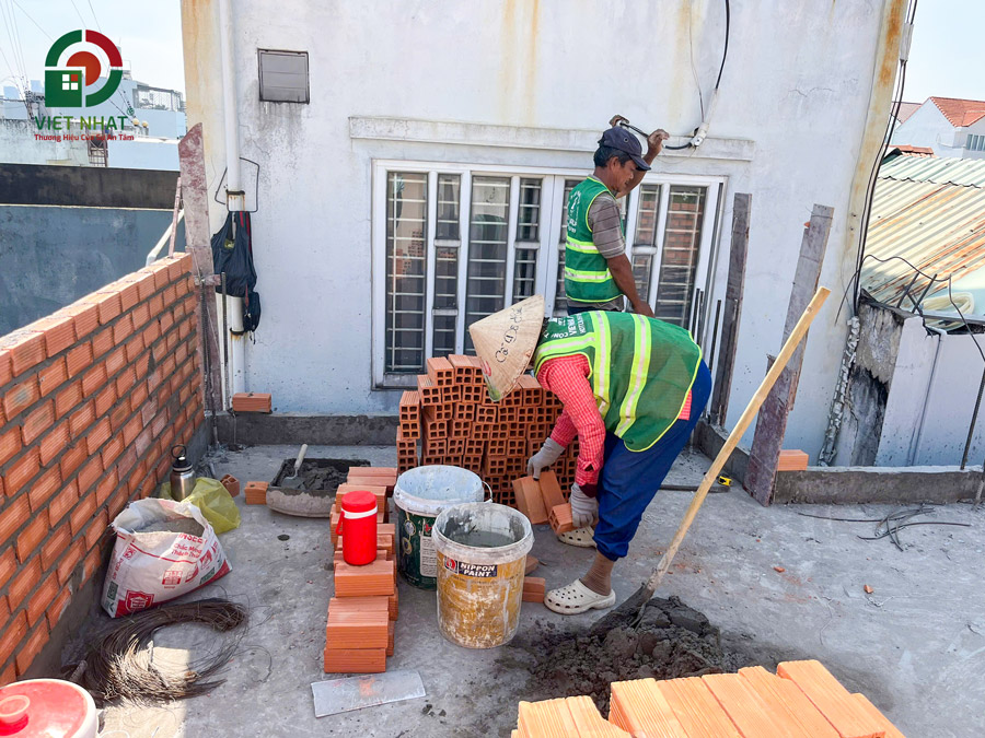 Hình ảnh thi công xây tường bao tầng thượng