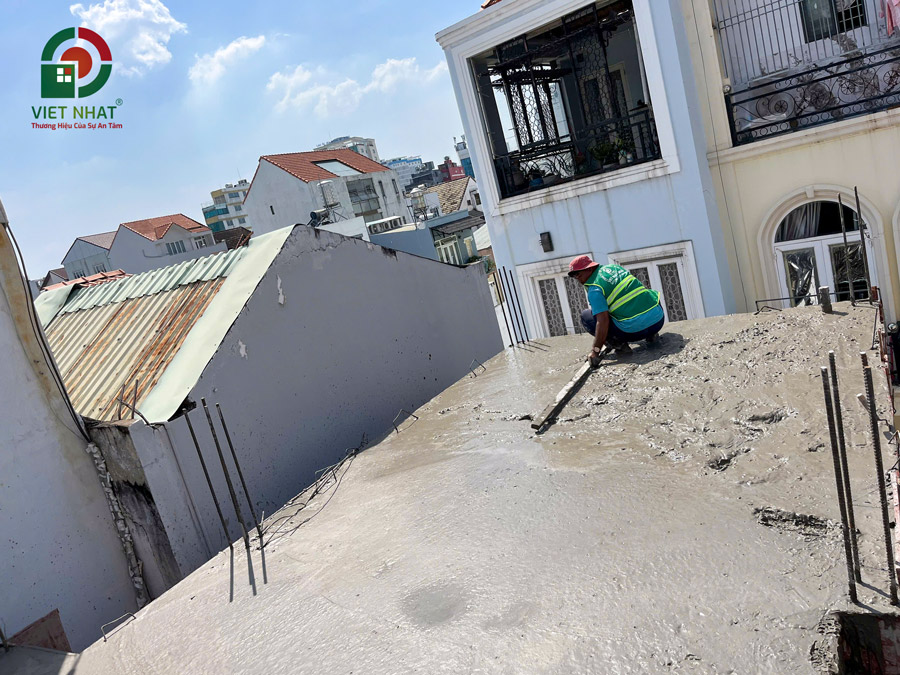 Hình ảnh thi công tràng nền bê tông sàn mái