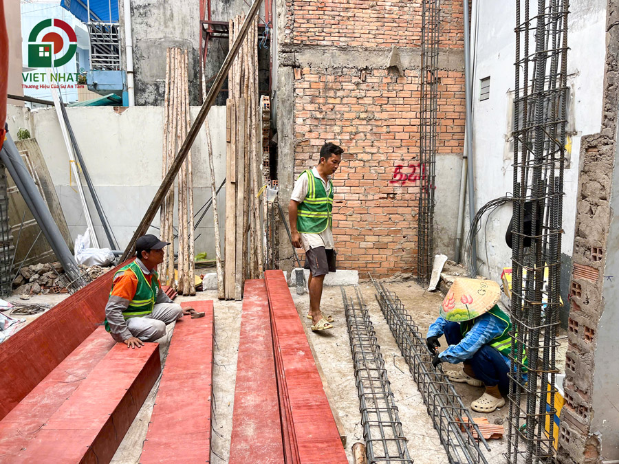 Hình ảnh thi công lắp đặt cốp pha, thi công cốt thép cột