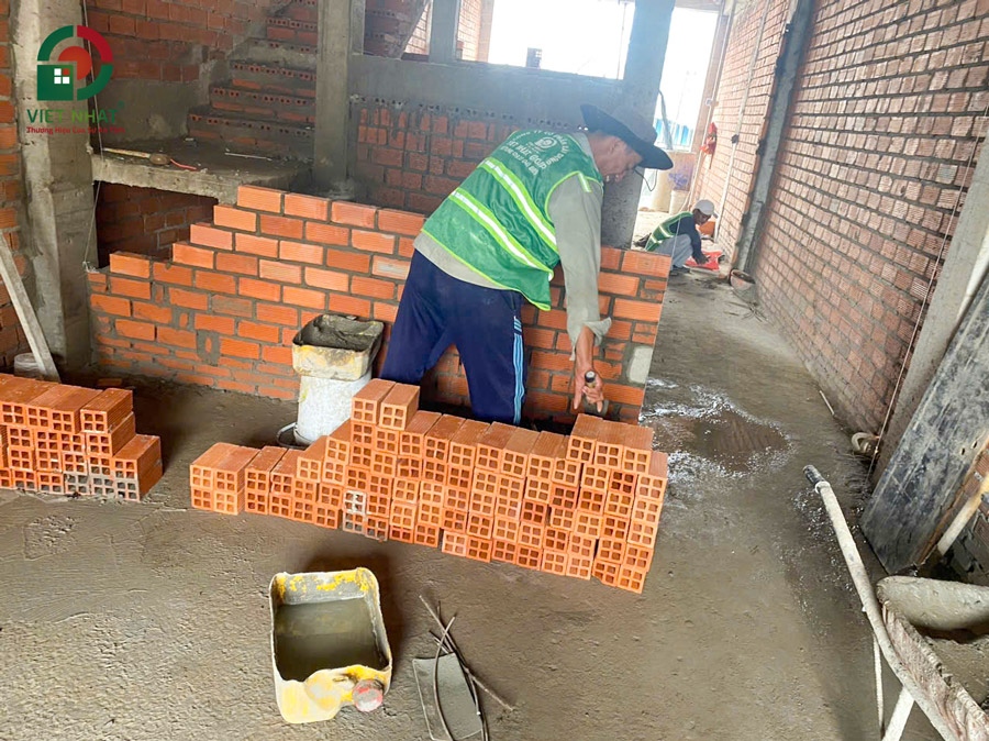 Thi công gạch đinh vị trí cầu thang