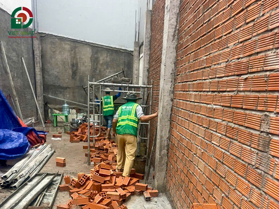 Hình ảnh thi công xây tường bao tầng trệt
