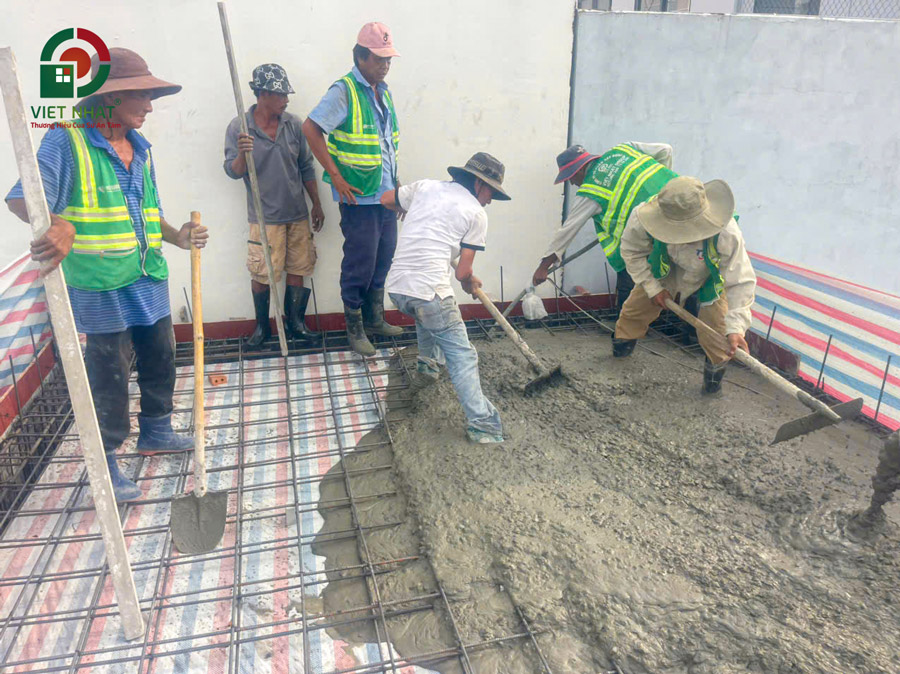 Hình ảnh thi công đổ bê tông sàn lầu 1