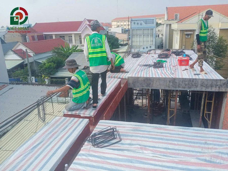 Hình ảnh thi công sắt thép đà kiềng sàn mái