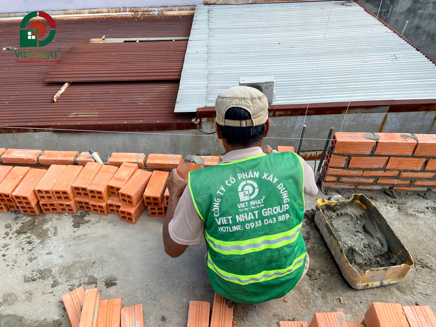 Xây gạch đinh chân tường bao và tường ngăn