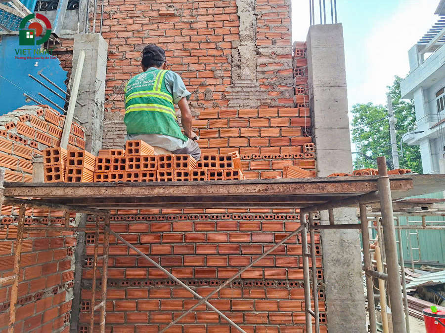 Định vị và đánh dấu vị trí đặt thép râu