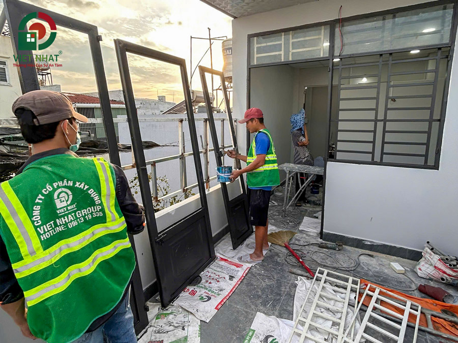 Hình ảnh thi công phun sơn cửa