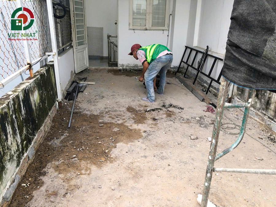 Hình ảnh thi công đục sàn sân thượng