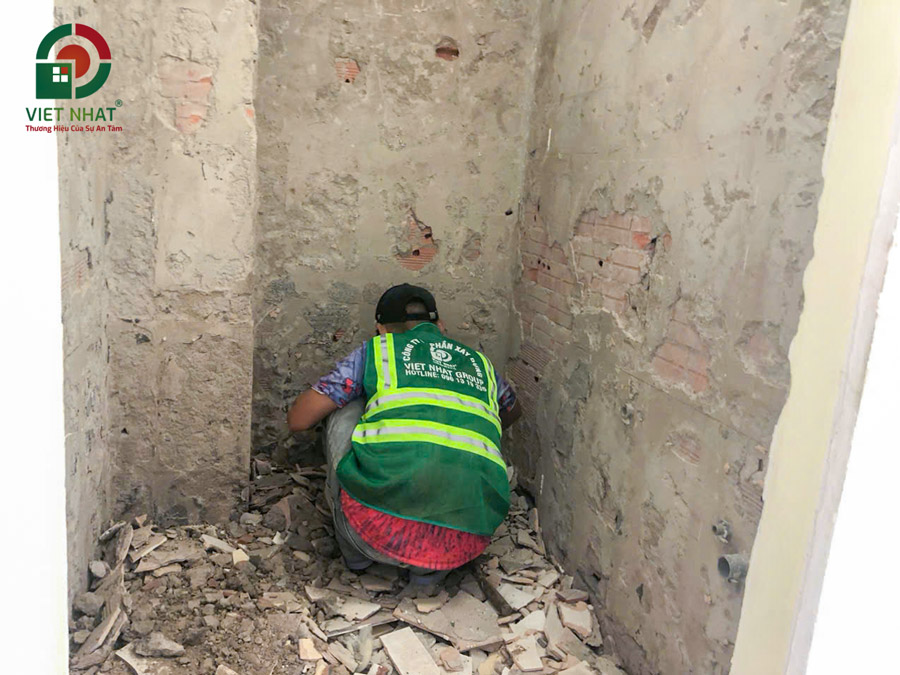 Hình ảnh thi công tháo dỡ gạch WC