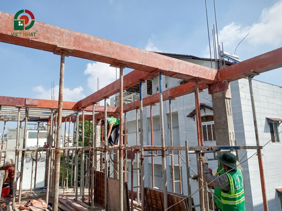 Kiểm tra vị trí và cao độ trước khi xây gạch