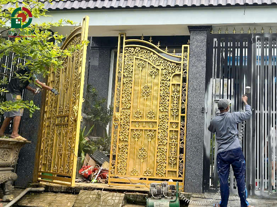 Hình ảnh thi công sơn dầu cửa sắt cổng