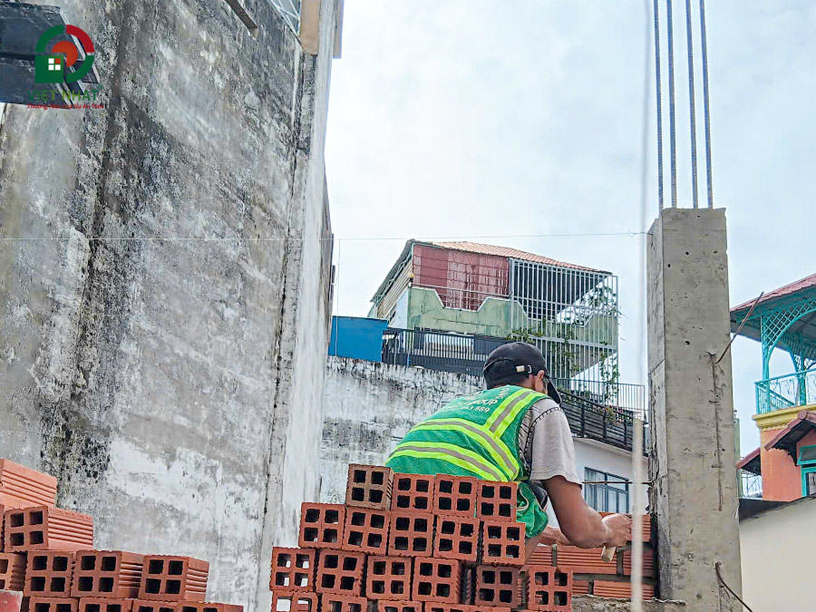 Xây gạch và thao tác ôm thép râu