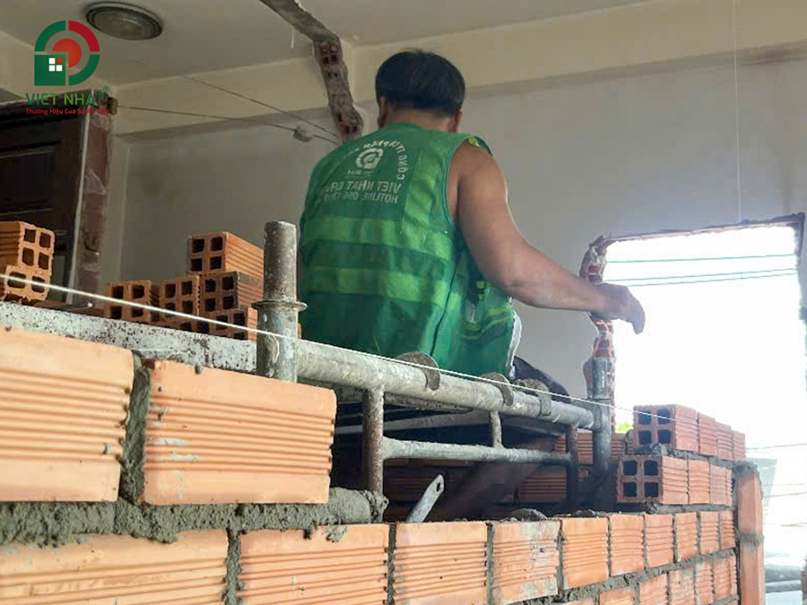 Hình ảnh thi công xây tường ngăn