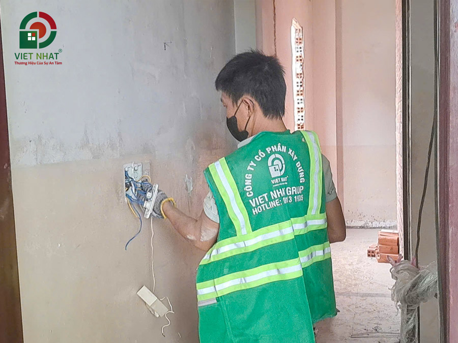 Hình ảnh thi công lắp đặt công tắc điện