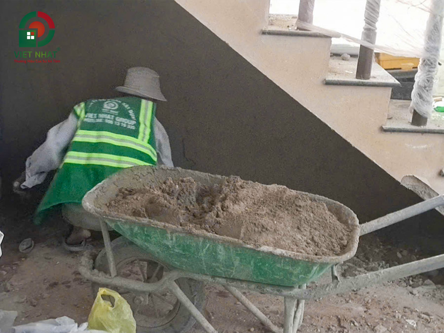 Hình ảnh thi công tô trát tường chân cầu thang