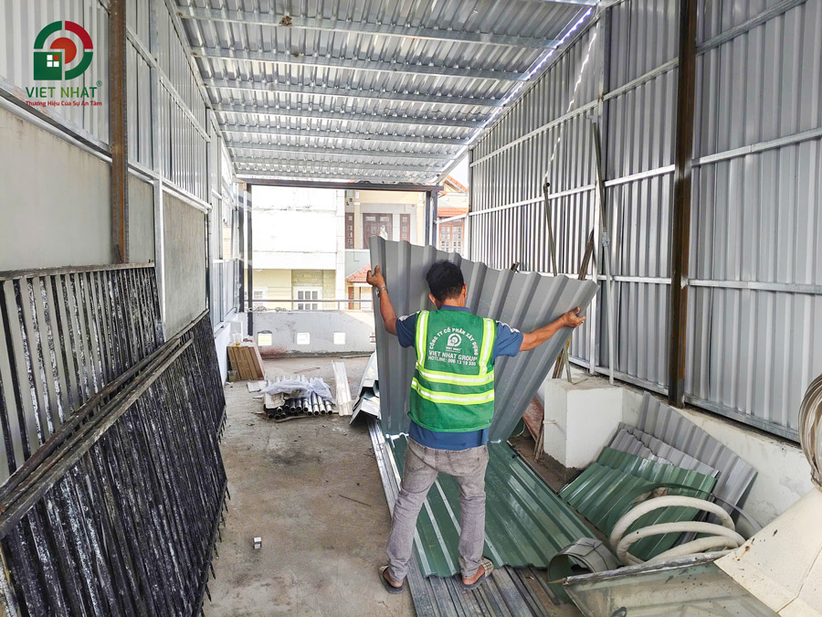 Hình ảnh thi công lợp tôn sửa nhà