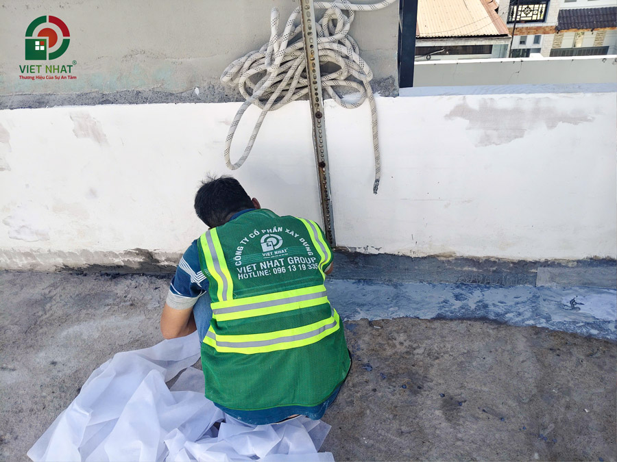 Hình ảnh thi công chống thấm sàn sân thượng