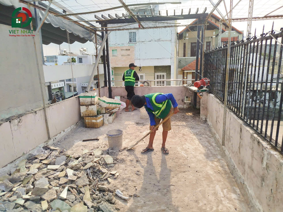 Hình ảnh thi công dọn xà bần chuẩn bị thi công
