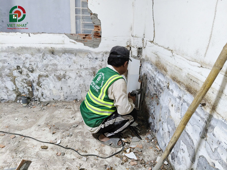 Hình ảnh thi công đục gạch tường