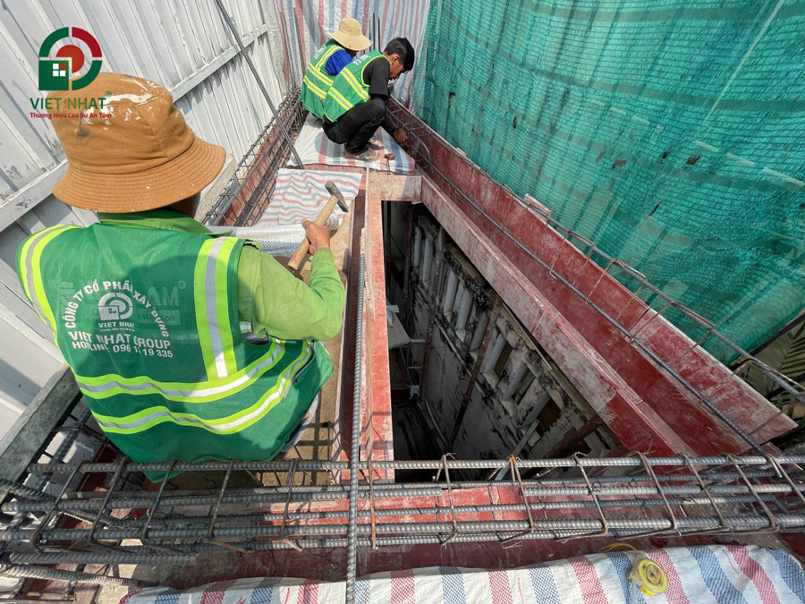 Hình ảnh thi công bê tông cốt thép sàn mái nhà 3 tầng rưỡi
