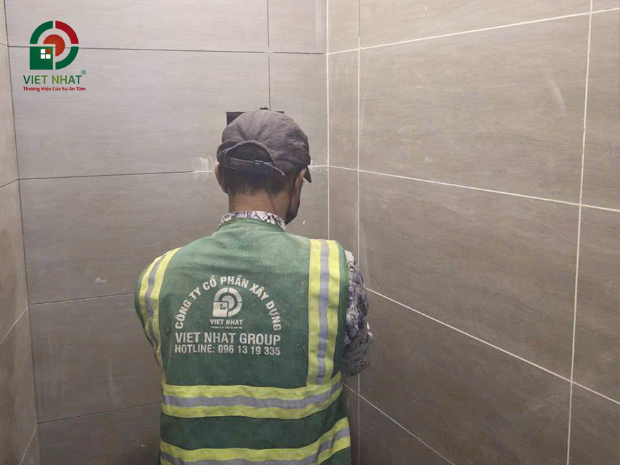 Hình ảnh thi công chà ron gạch