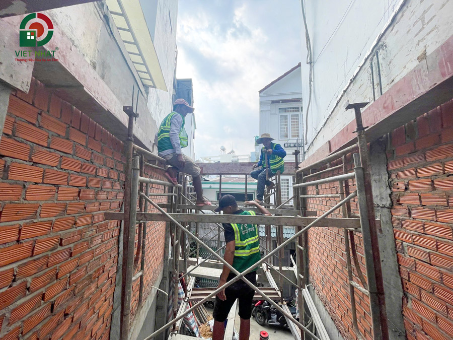 Hình ảnh thi công cốp pha sàn mái tầng lửng