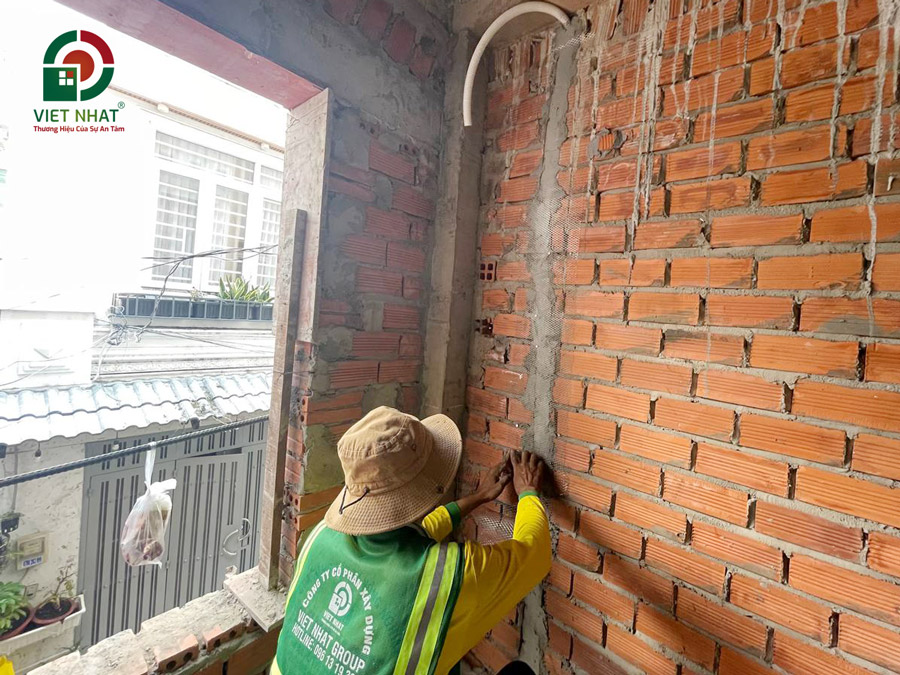 Hình ảnh thi công đóng lưới mắt cáo tô tường chống nứt