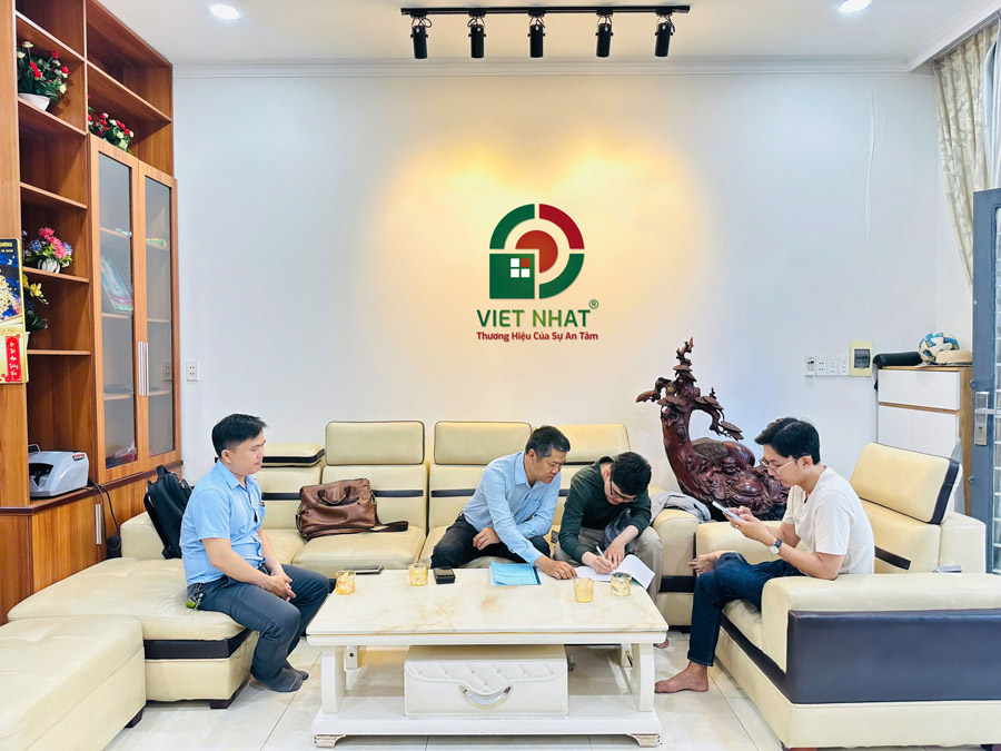 Hình ảnh Anh Khương ký hợp đồng xây nhà trọn gói