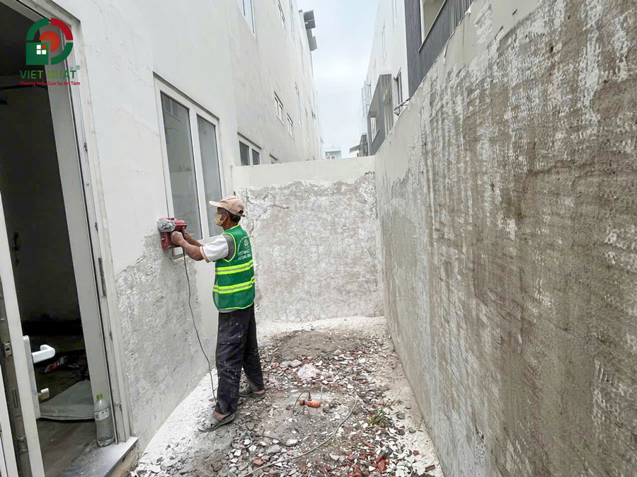 Hình ảnh thi công mài san tường khoảng lùi sân sau