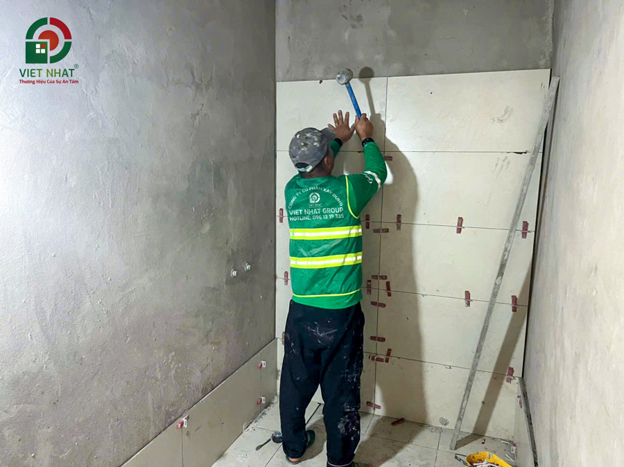 Hình ảnh thi công ốp lát gạch tường WC