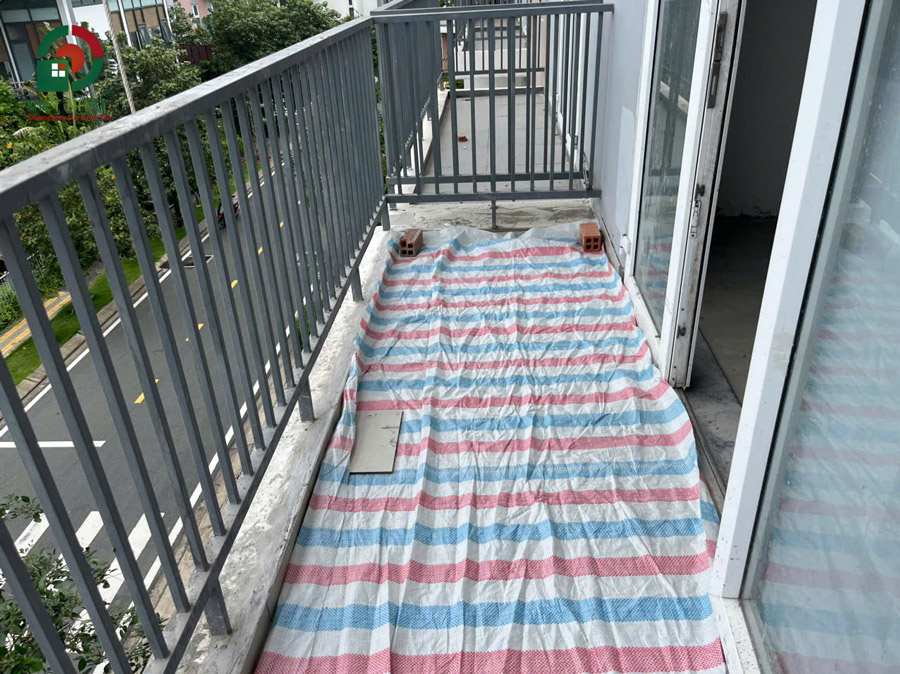 Hình ảnh thi công bao che sàn, chống xước gạch