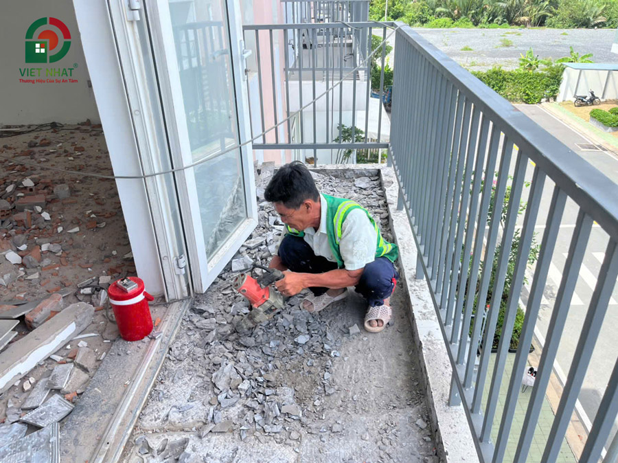 Hình ảnh thi công khoan đục sàn cũ