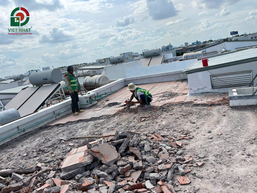 Hình ảnh thi công khoan đục sàn sân thượng cũ