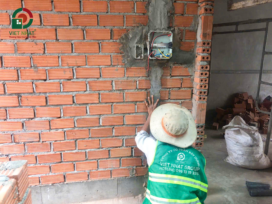 Hình ảnh thi công đóng lưới mắt cáo tô tường chống nứt