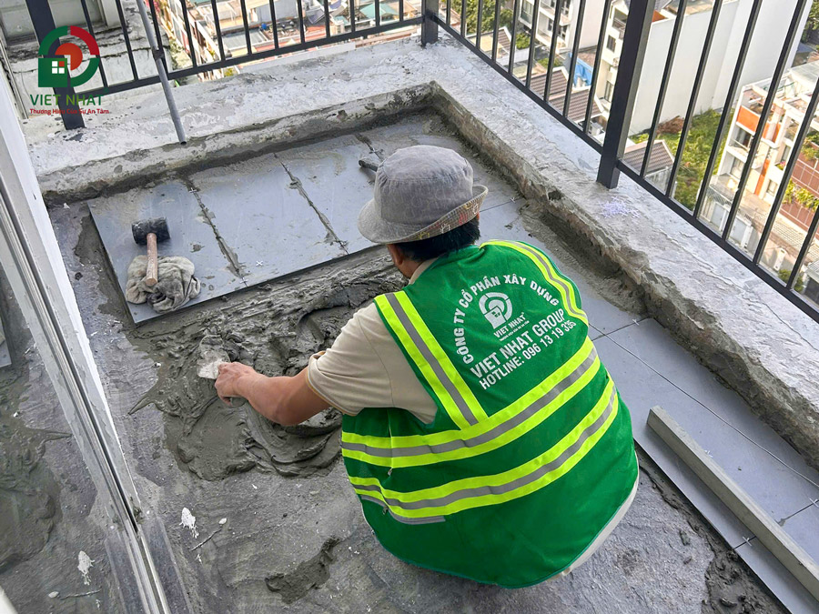 Hình ảnh thi công ốp lát gạch sàn ban công