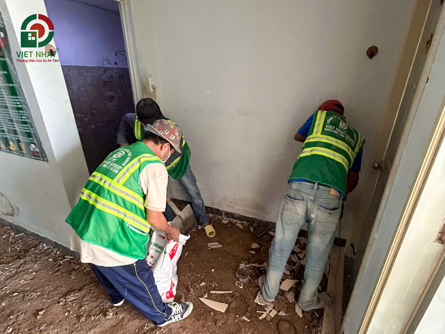 Hình ảnh thi công dọn xà bần công trình sửa chữa nhà