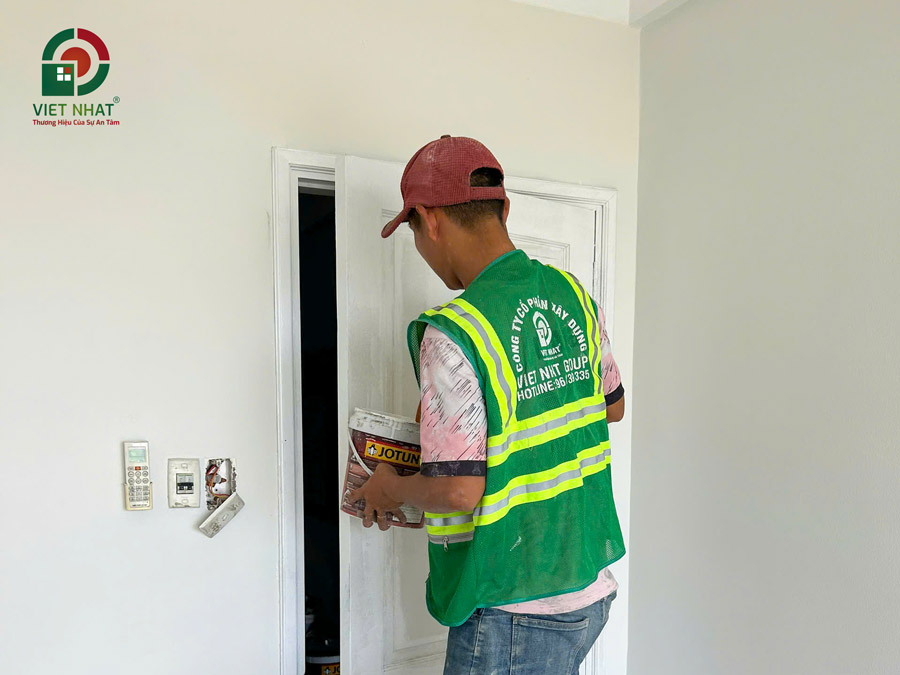 Hình ảnh thi công sơn hoàn thiện cửa