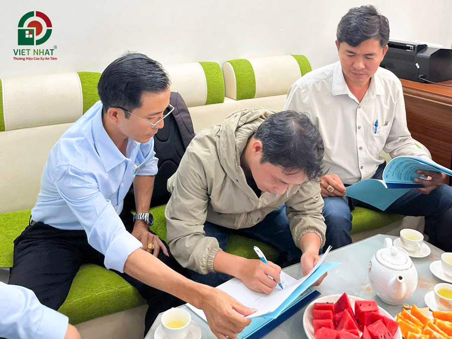 Hình ảnh Việt Nhật Group ký hợp đồng sửa nhà trọn gói Anh Bằng ở phường An Lạc