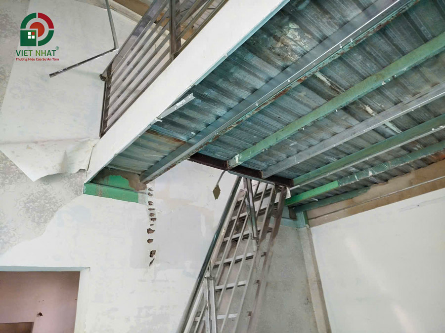 Hình ảnh thi công phá bỏ hạng mục thi công cũ