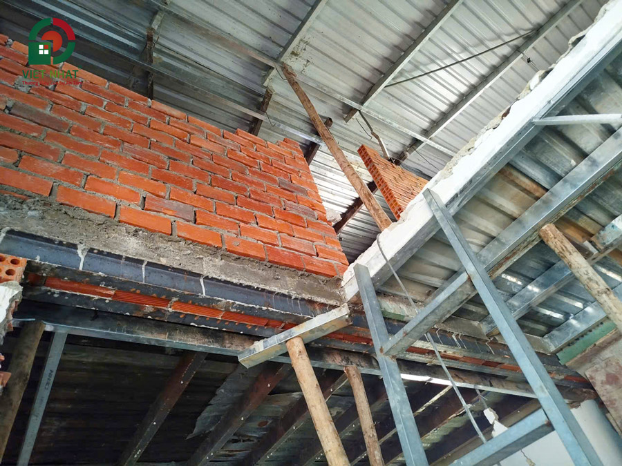 Hình ảnh thi công xây tường ngăn gác