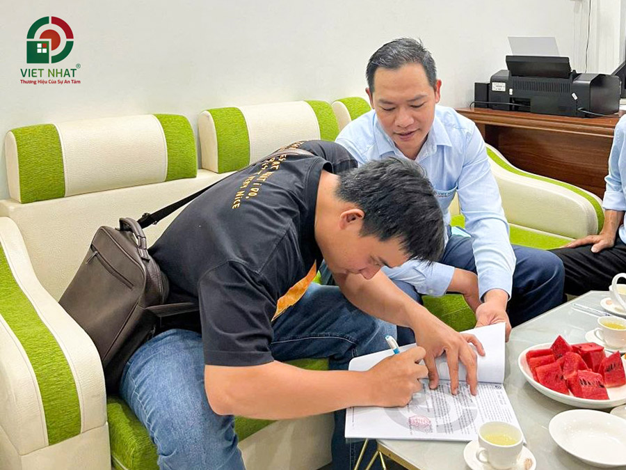 Hình ảnh Việt Nhật Group ký hợp đồng sửa nhà trọn gói cùng Anh Nguyên ở Quận 8