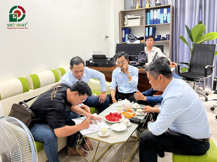 Hình ảnh Việt Nhật Group ký hợp đồng sửa nhà trọn gói cùng Anh Nguyên ở Quận 8