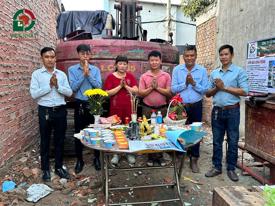 Hình ảnh đội ngũ Việt Nhật Group và gia đình Anh Chương cúng khởi công xây nhà 3 tầng