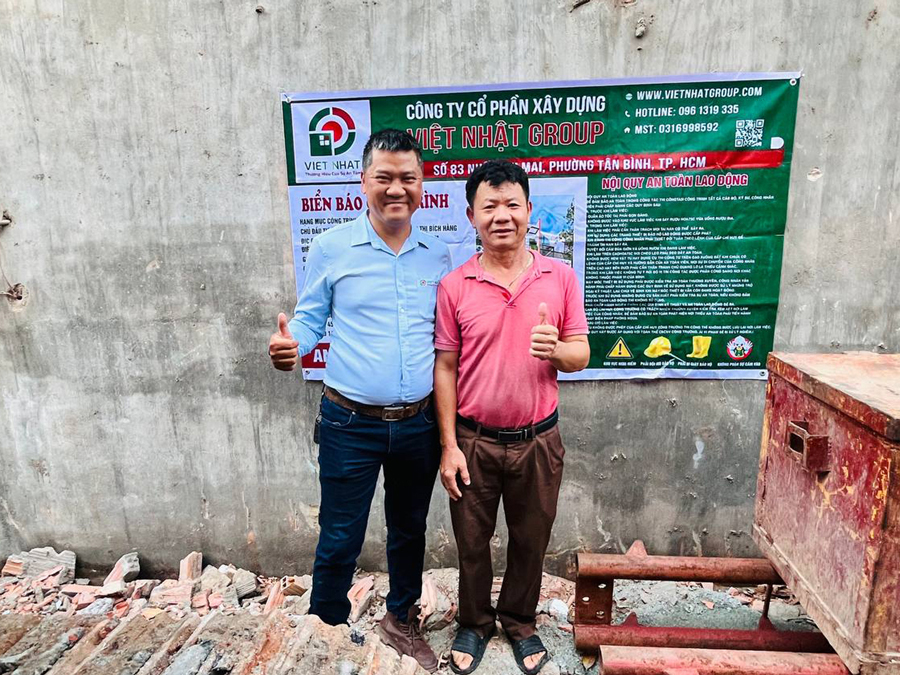 Hình ảnh GĐK phụ trách công trình chụp hình lưu niệm cùng Anh Chương