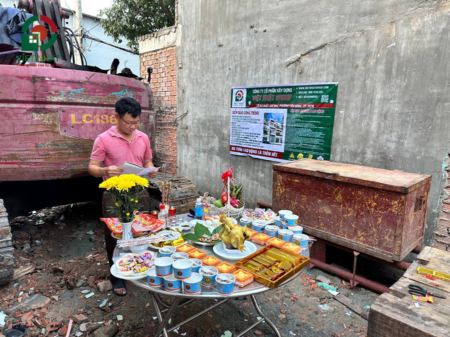 Hình ảnh Anh Chương bắt đầu lễ cúng khởi công xây dựng nhà phố ở phường Linh Xuân 