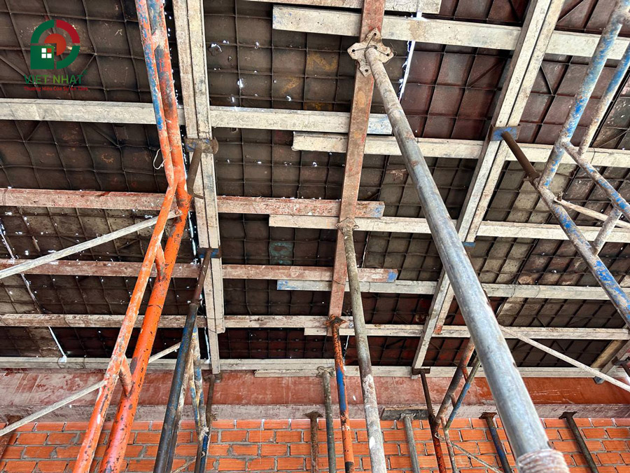 Hình ảnh thi công dựng giàn giáo chống tăng